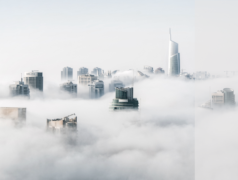 Stadt Skyline über den Wolken. Moderne internationale Großstadt.